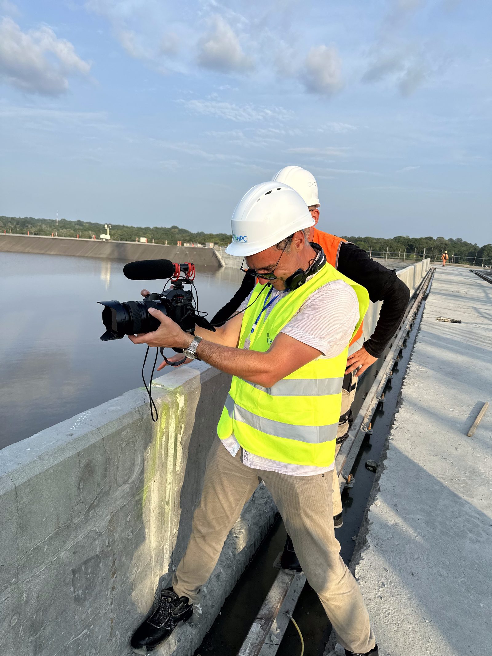 Cadreur à l'épaule sur un barrage en chantier