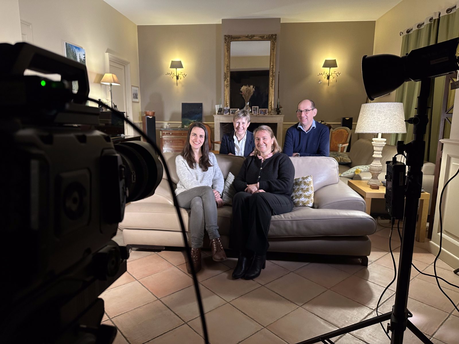 Tournage d'interview en intérieur, caméra en amorce