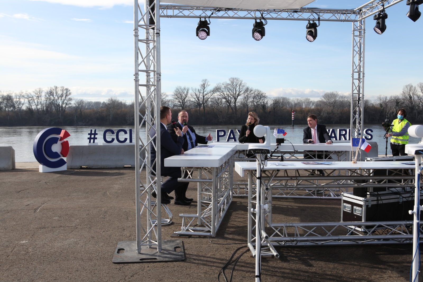 Plateau TV en extérieur pour la CCI du Pays d'Arles, au bord du Rhône