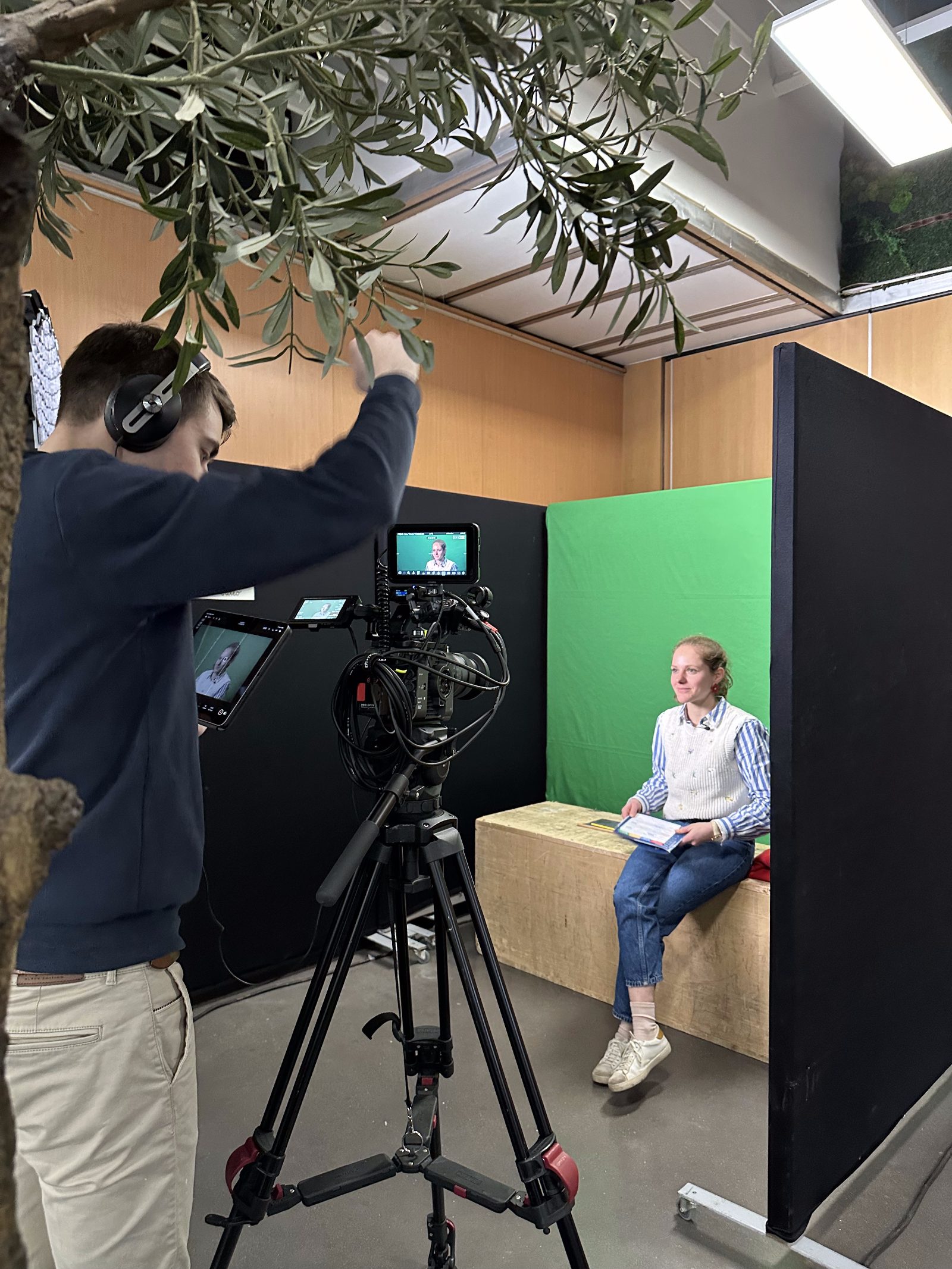 Plateau fond vert : opérateur, caméra et interviewée
